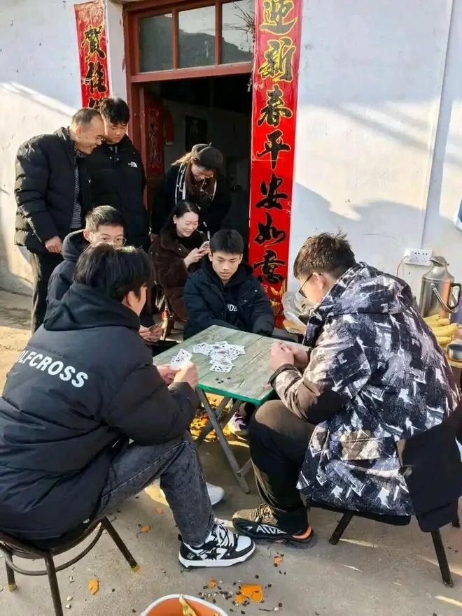 开元棋牌在线那些四五十岁天天在麻将桌上不上班的人他们的收入是哪来的？靠什么生活？(图2)