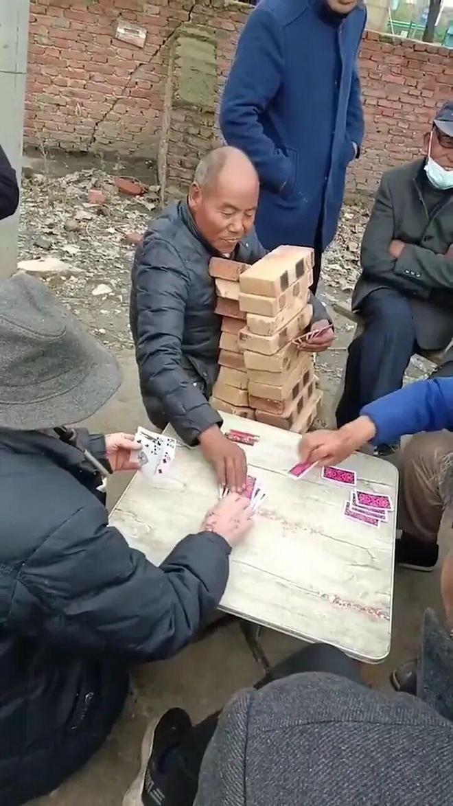 开元棋牌在线那些四五十岁天天在麻将桌上不上班的人他们的收入是哪来的？靠什么生活？(图5)