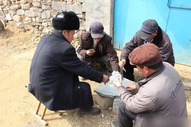 开元棋牌在线那些四五十岁天天在麻将桌上不上班的人他们的收入是哪来的？靠什么生活？(图4)